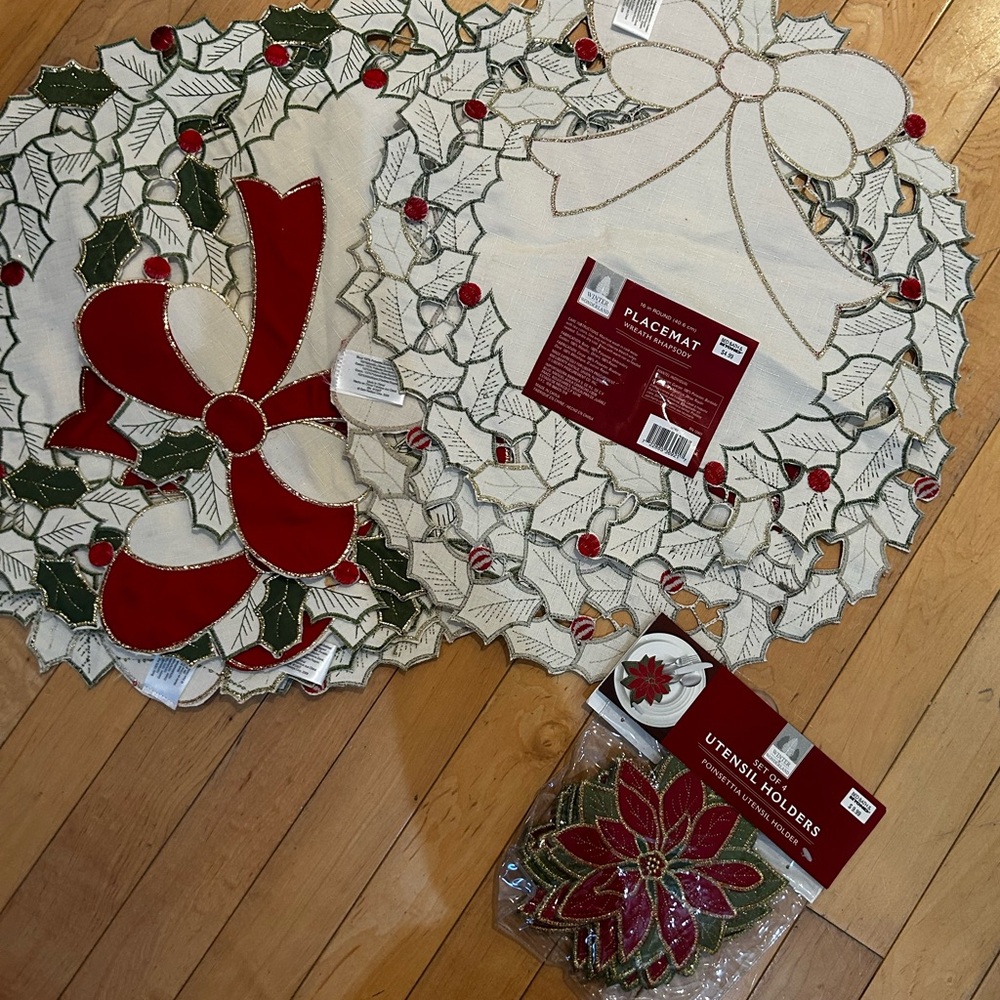 9 NEW VTG Wreath Rhapsody Christmas cut out wreath Placemats & utensils holiday